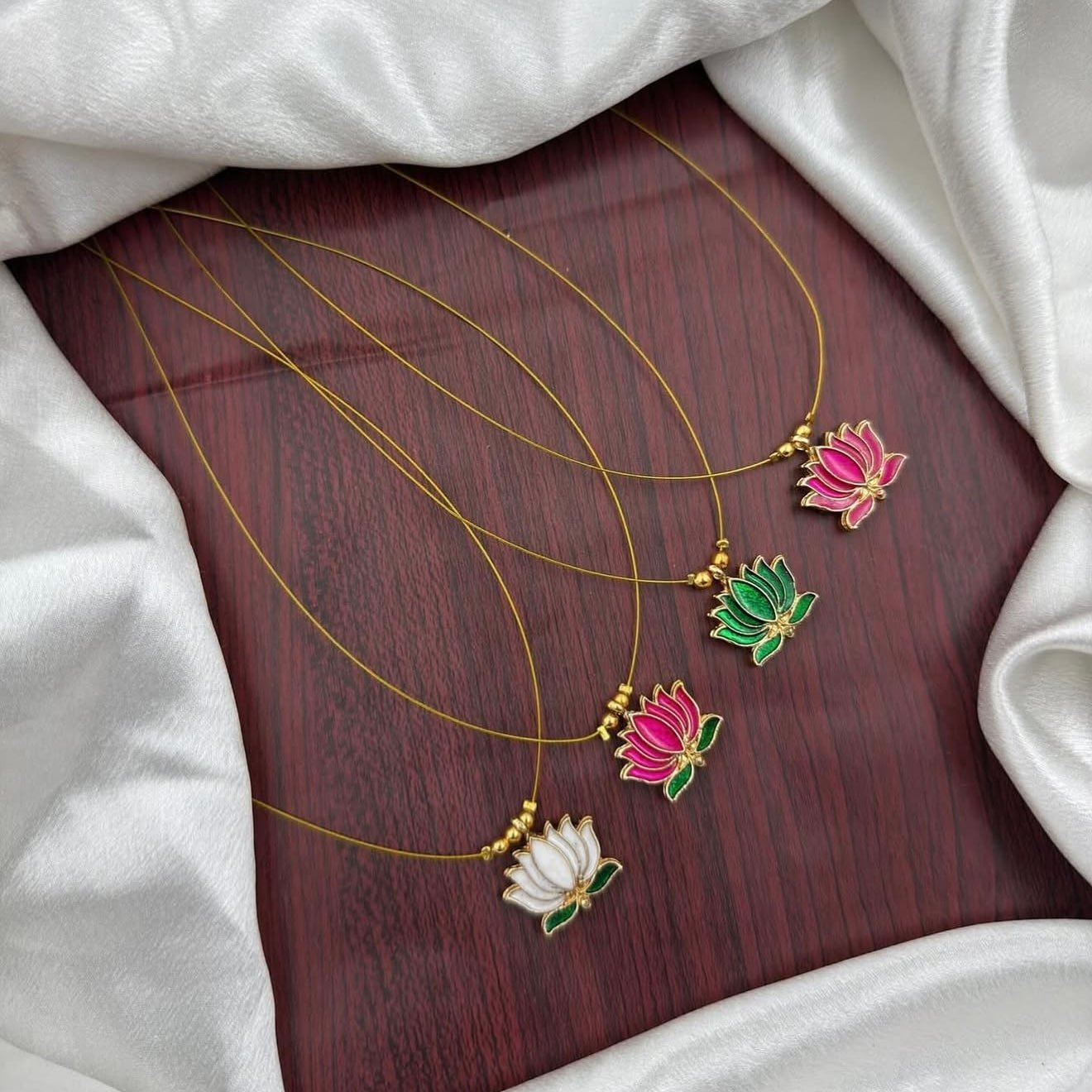 Lotus Invisible - Red